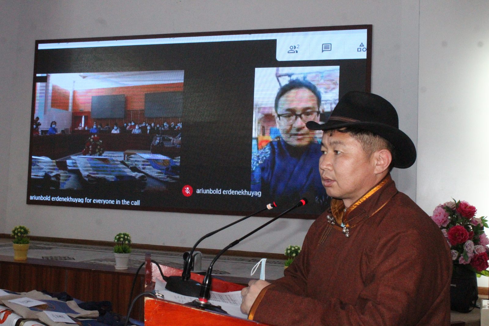 A photo from 2021 when J. Javkhatugs, the governor of Baruun-Urt soum, Sukhbaatar province, was leading the first Mongolian script competition “A Bit of Shargyn Land,” which was held privately during the pandemic.